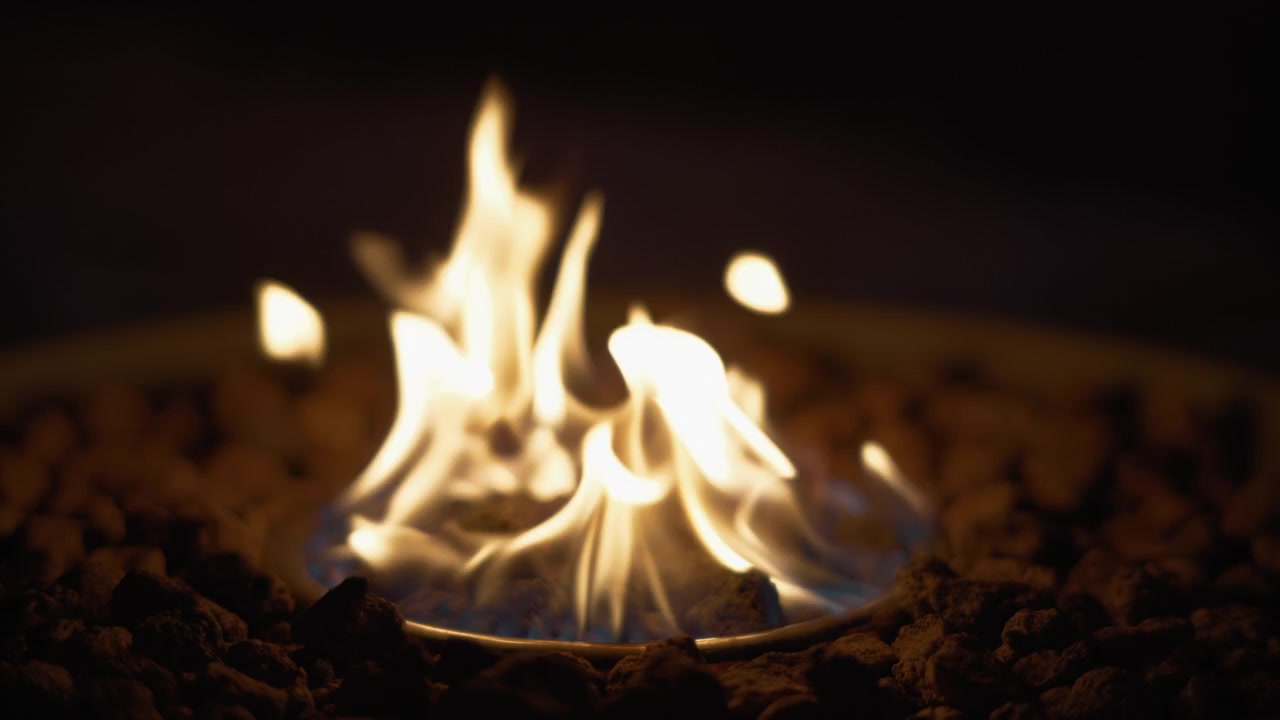 Caminetto a gas da esterno di notte