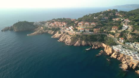 imagen aerea de los acantilados de sant feliu de guixols en la costa brava en girona propiedad de lujo casas de alto standing en primera linea de mar