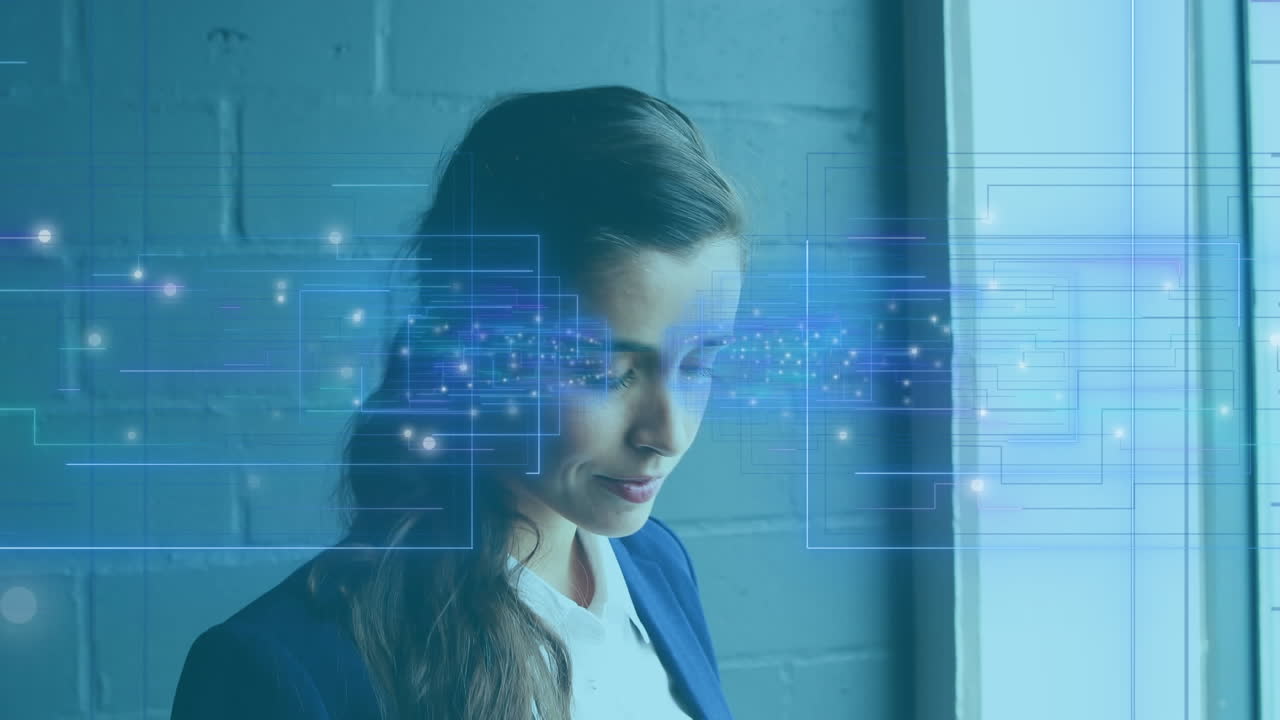 Animazione di elaborazione dati su imprenditrice caucasica che usa smartphone