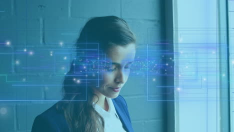 animación del procesamiento de datos sobre una mujer de negocios caucásica que usa un teléfono inteligente
