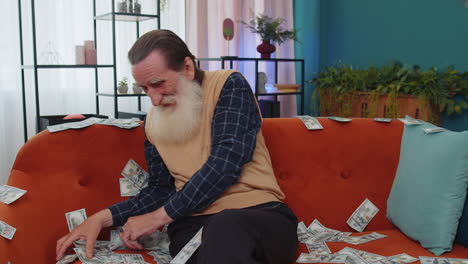 exitoso rico viejo hombre de negocios contando dinero animándose con altas ganancias, juego de lotería ganar