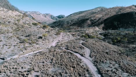 toma aerea de un camino rural en la sierra de sinaloa