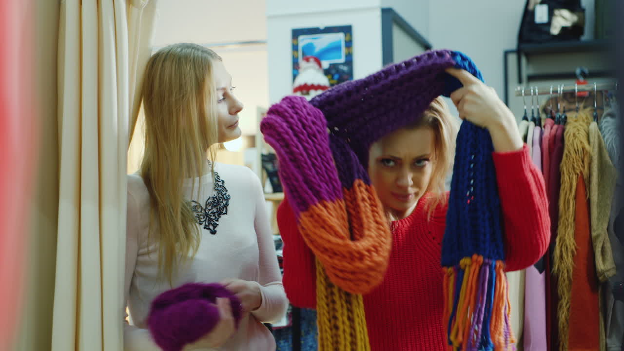 dos amigos eligen ropa cálida de invierno en la tienda 1