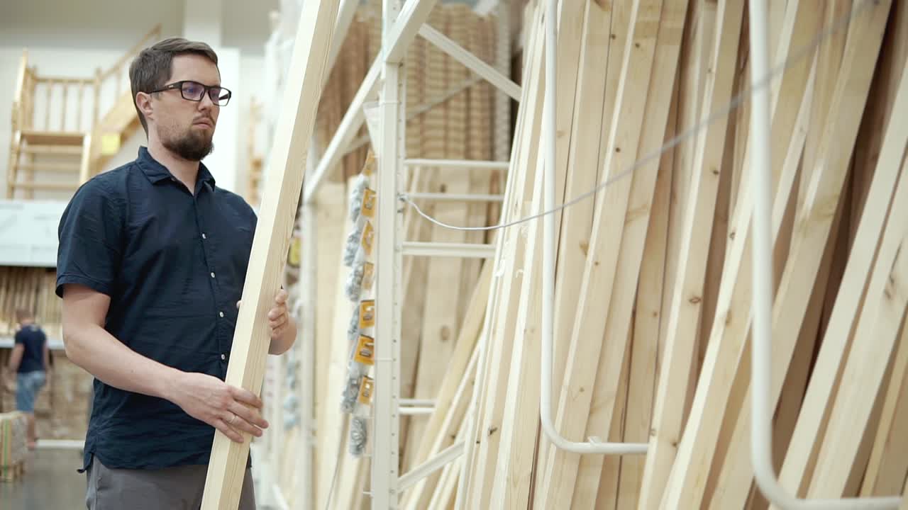 hombre comprando madera en una tienda de mejoras para el hogar