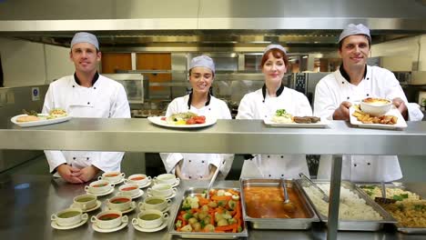 equipo de chefs presentando sus platos en la estación de pedidos
