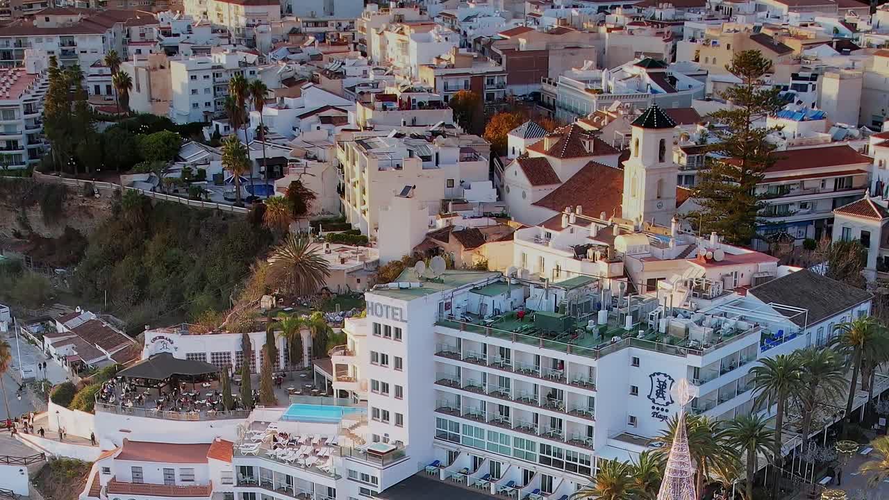 Panoraama-ilmakuva Nerjan kaupungista ja rannikosta