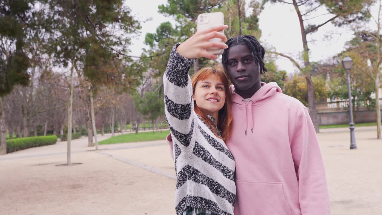 Coppia che si scatta un selfie al parco