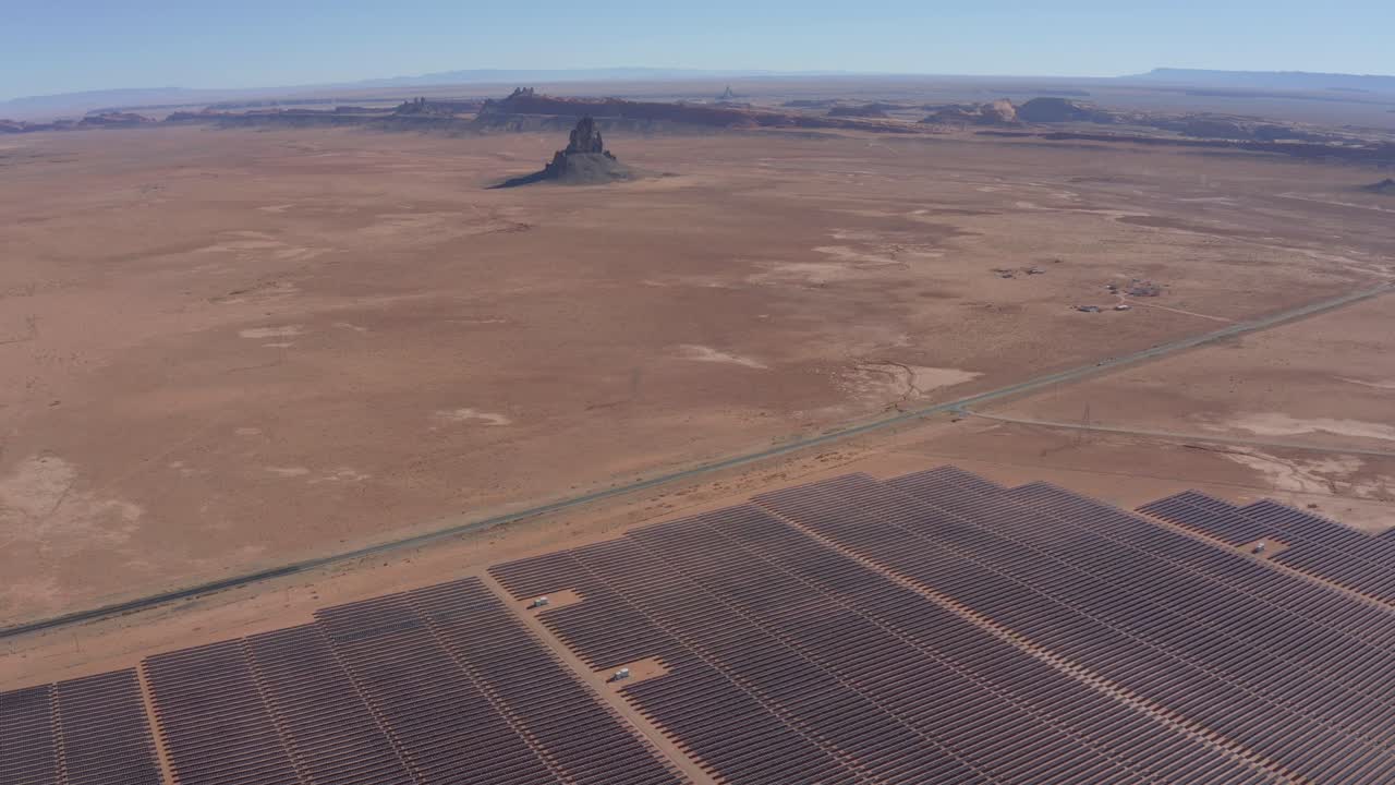 애리조나 사막에 멀리 있는 암석이 있는 대규모 태양광장의 공중 전망