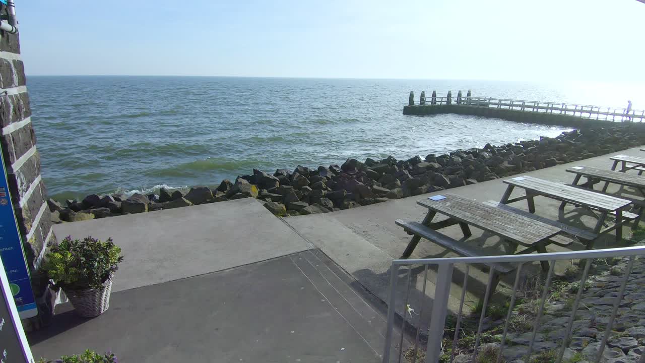 바위가 많은 해변으로 댐을 내려오다