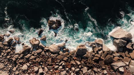 Drohnenansicht-Von-Wellen,-Die-Am-Felsigen-Felsstrand-Krachen