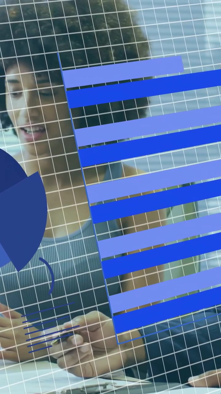 Video verticale: Analista di dati che esamina i dati, prende appunti, grafici che appaiono, barre che scorrono oscurando un collega.
