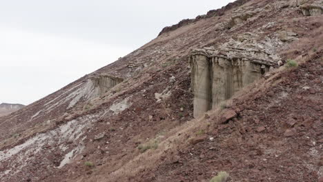 Drohnenansicht-Der-Zerklüfteten-Felsformationslandschaft-Des-Red-Rock-Canyon-State-Park