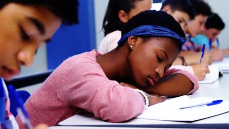 Estudiante-Cansado-Durmiendo-En-El-Aula