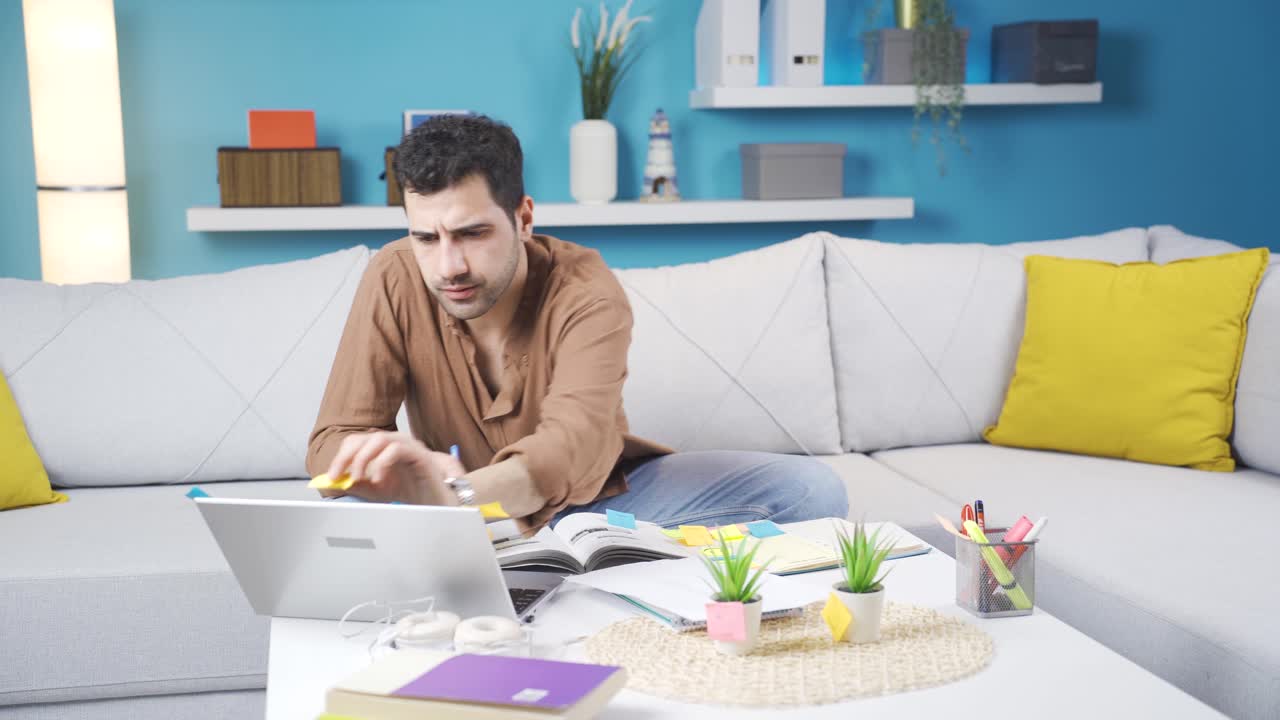 un joven olvidadizo tomando notas.