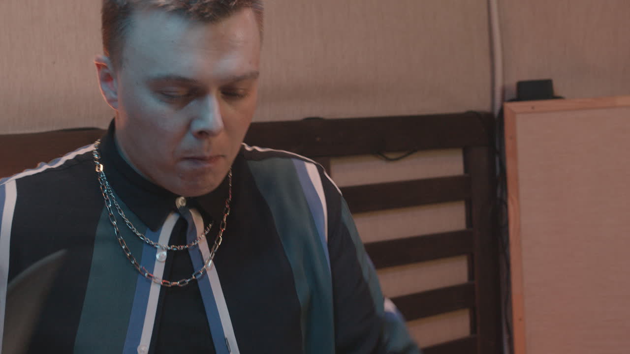 músico masculino tocando la batería durante un ensayo de la banda en el estudio de grabación