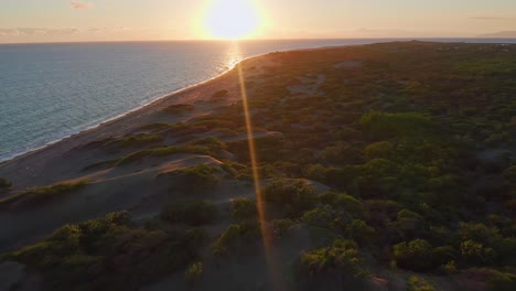 Vista-Aérea-Al-Atardecer-Sobre-Las-Dunas