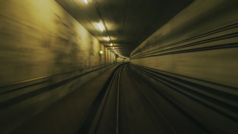 una vista en primera persona del movimiento del túnel del metro en un túnel circular crea un efecto hipnótico 4k