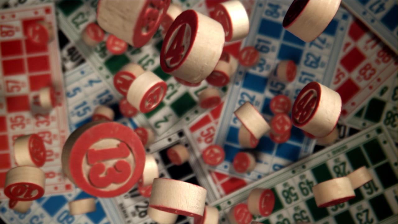 Fiches da bingo rosse che cadono su schede da gioco colorate.