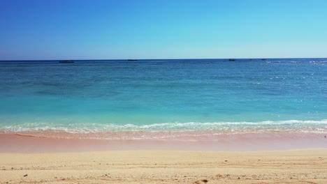 Paisaje-Marino-Panorámico-Con-Agua-De-Mar-Color-Aguamarina-Ondeando-En-La-Arena-Blanca-De-Una-Playa-Exótica-Con-Fondo-De-Cielo-Azul-Claro-En-Las-Islas-Fiji