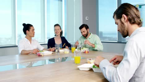 Lächelnde-Führungskräfte-Beim-Essen-Im-Büro