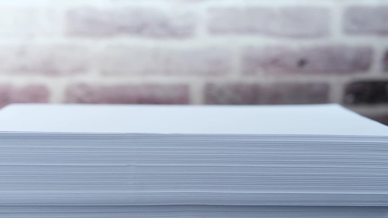 pila de papel y mano