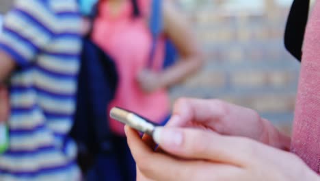 estudiante usando un teléfono móvil