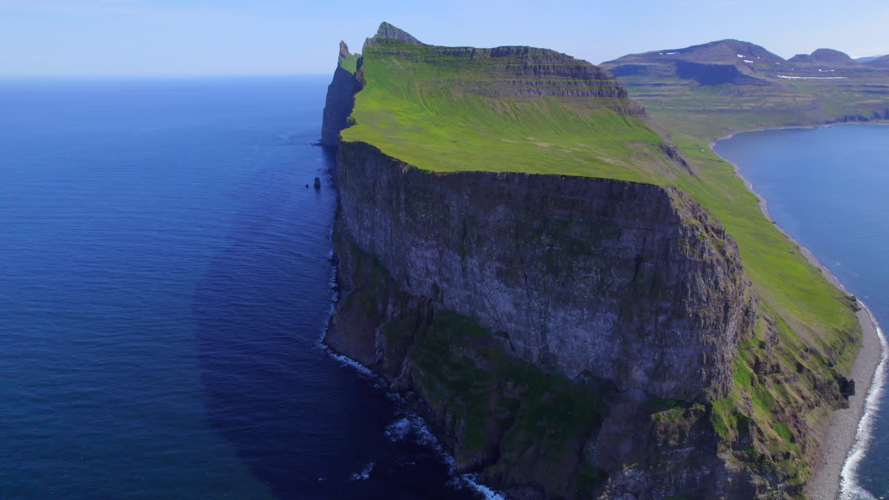 avión no tripulado volando sobre los acantilados de hornstradir, islandia , una remota zona ártica salvaje con un paisaje dramático