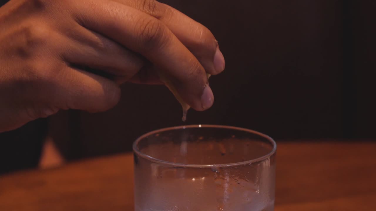 una lima exprimida en una bebida mixta