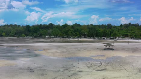 Amplia-Antena-De-Cenador-Con-Marea-Baja-En-La-Costa-De-La-Isla-De-Leebong-En-Belitung-Indonesia-En-Un-Día-Soleado