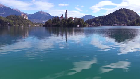 hermosa foto de establecimiento del lago bled y el castillo de la isla eslovenia