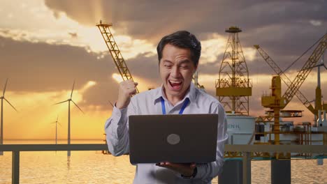 ingeniero feliz celebrando el éxito en el petróleo en alta mar y el parque eólico