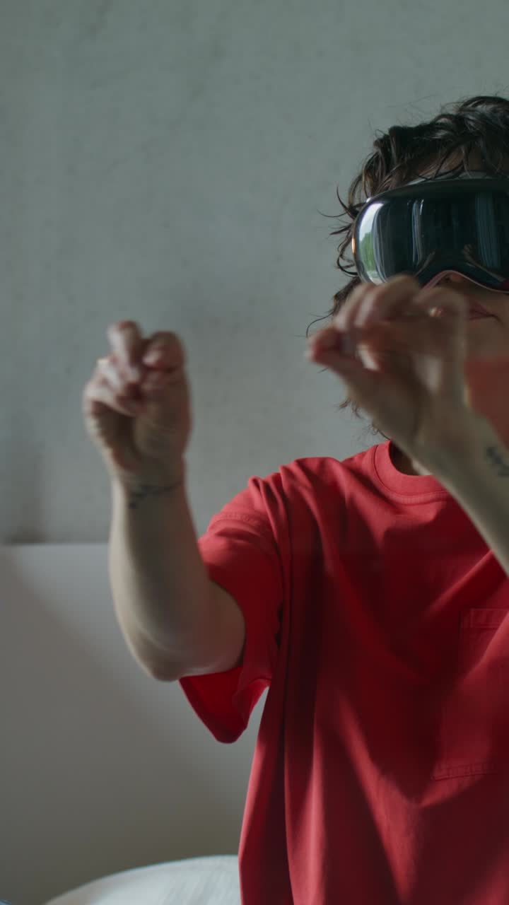 Mujer experimentando realidad virtual