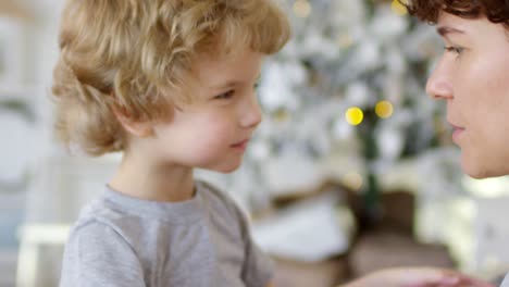 Retrato-De-Mamá-Amorosa-Abrazando-Y-Besando-A-Su-Pequeño-Hijo-En-Casa-En-Navidad