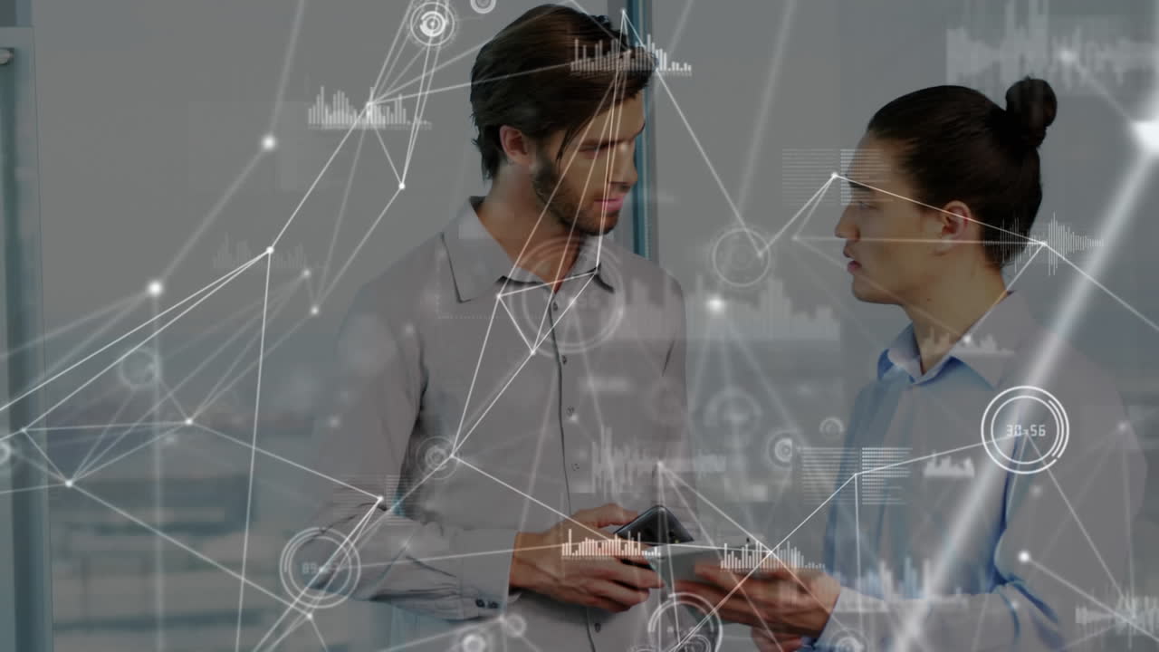 procesamiento de datos contra colegas de oficina discutiendo sobre una tableta digital