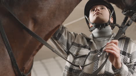 Hermosa-Mujer-Acariciando-Un-Caballo-Marrón