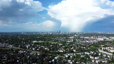 Regenwolken-über-Der-Innenstadt-Von-Calgary-Aus-Der-Luftperspektive-Im-Sommer