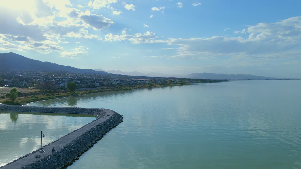 사라토가 스프링이 아래에 있고 경사진 산맥이 수평선과 만나는 유타 호수의 비행