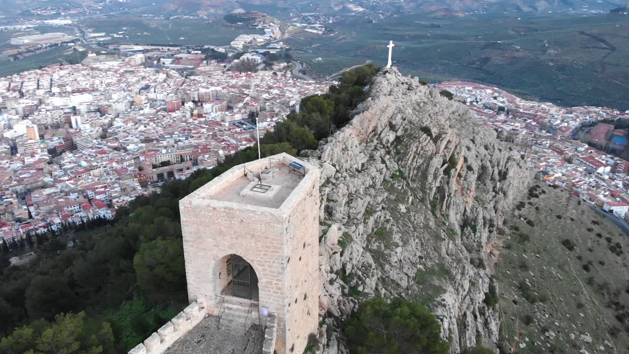 jaen's castle saint catalina castle spain은 12월 오후 여러 지점에서 외부와 도시를 보여주는 4k 24fps에서 드론으로 촬영합니다.