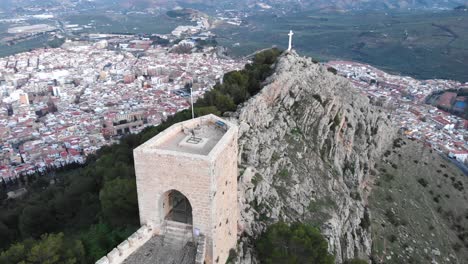 Castillo-De-Jaén-Castillo-De-Santa-Catalina-España-Dispara-Con-Un-Dron-A-4k-24fps-Mostrando-El-Exterior-Y-La-Ciudad-Desde-Múltiples-Puntos-En-Una-Tarde-De-Diciembre