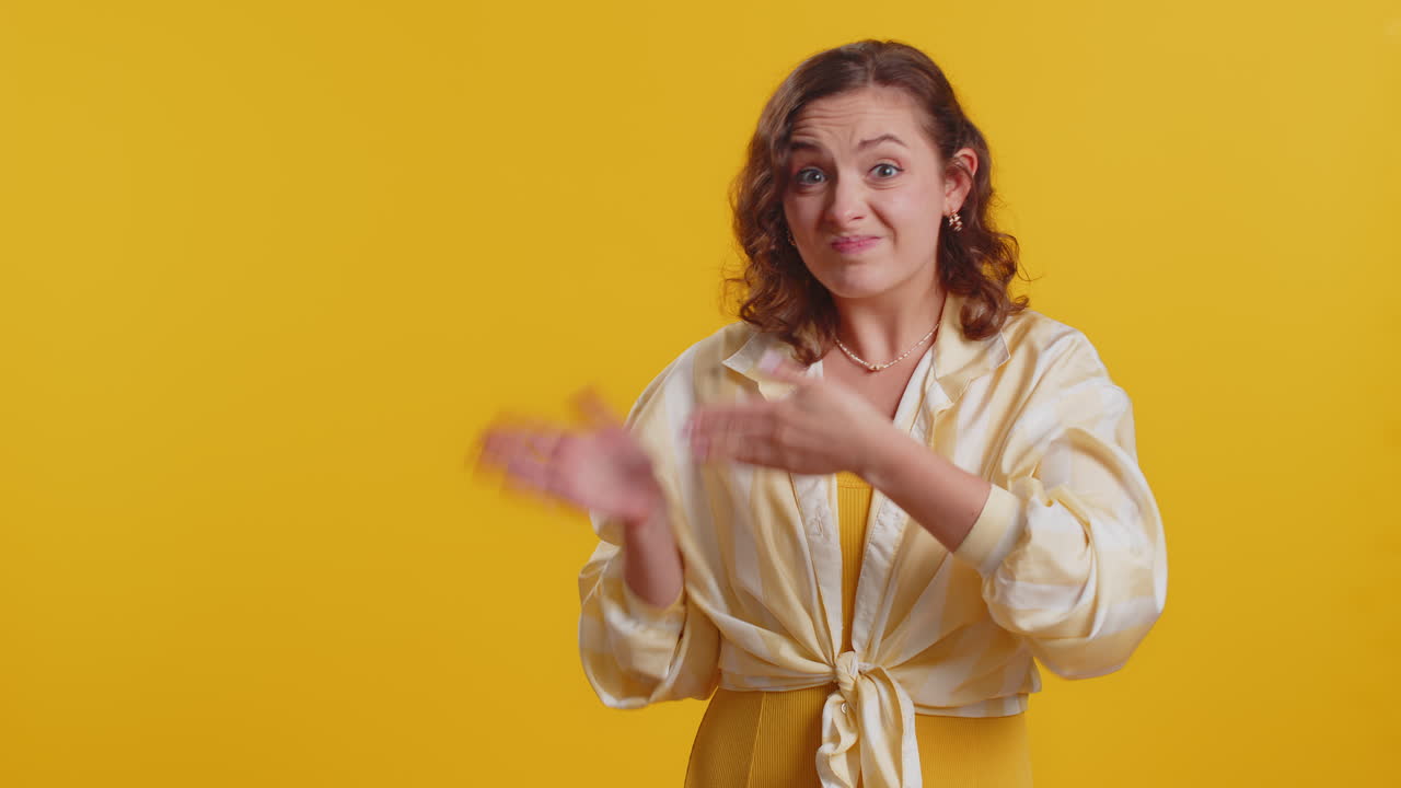 mujer levantando las manos preguntando qué por qué razón del fracaso anti lifehacks ridiculiza incredulidad irritación