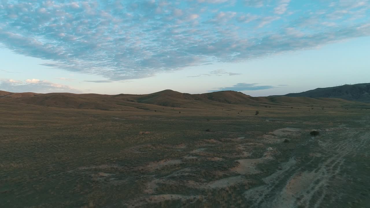 vista panorámica elevada de un valle cubierto de hierba con colinas