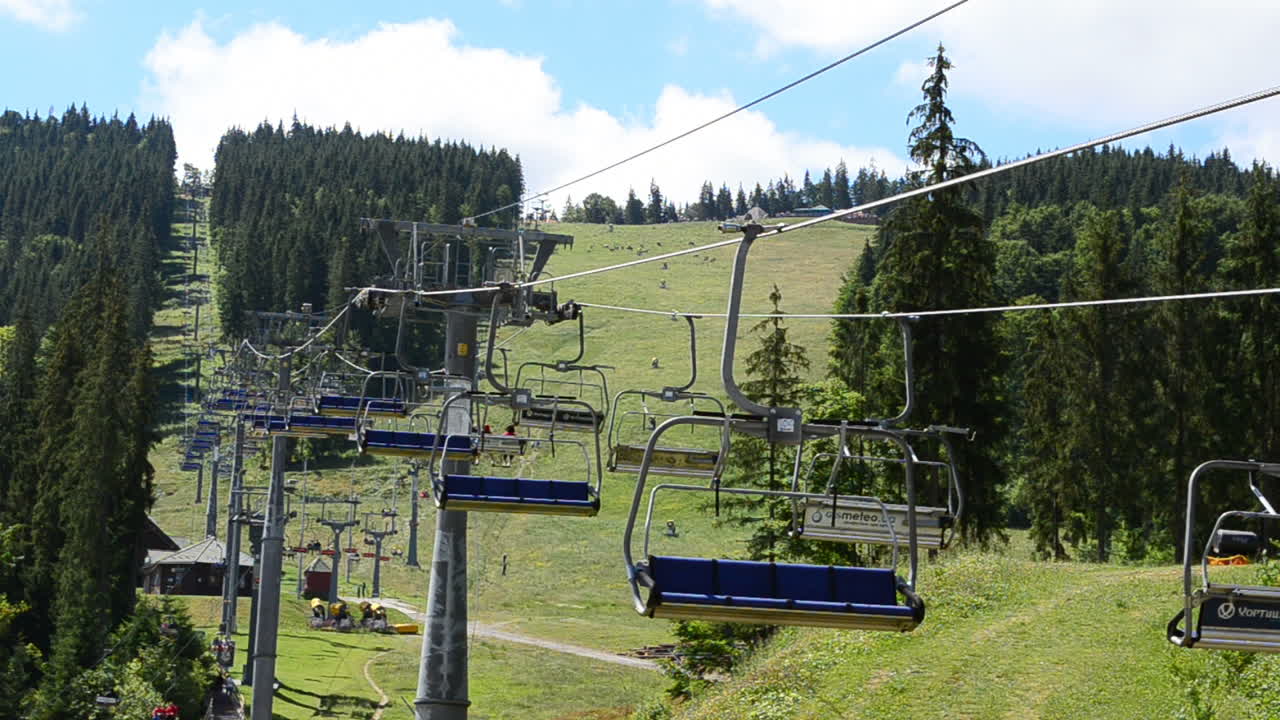 Lo skilift di superficie in montagna d'estate. Riprese nei Carpazi