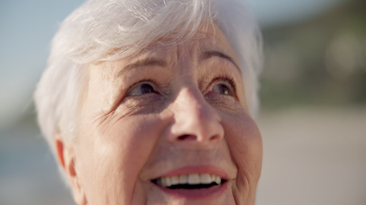 vista, sonrisa y mujer mayor en una playa con paz