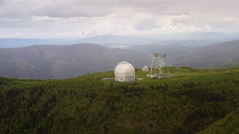 observatorio científico astrofísico especial. centro astronómico para observaciones terrestres del universo con un gran telescopio.
