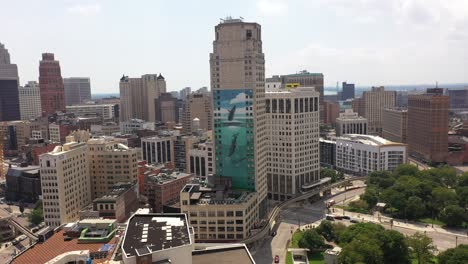antena 4k del centro de detroit durante el día