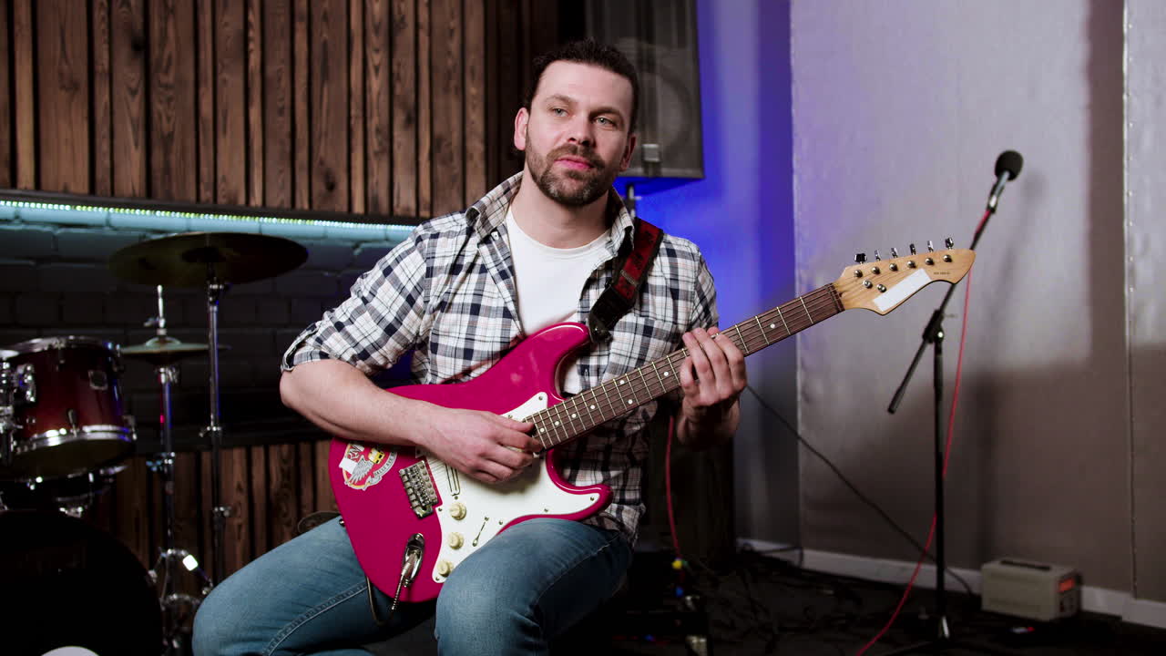 músico en el estudio