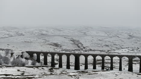 Erstellung-Einer-Luftdrohnenaufnahme-Der-Verschneiten-Yorkshire-Dales-Und-Des-Ribblehead-Viadukts-In-Großbritannien