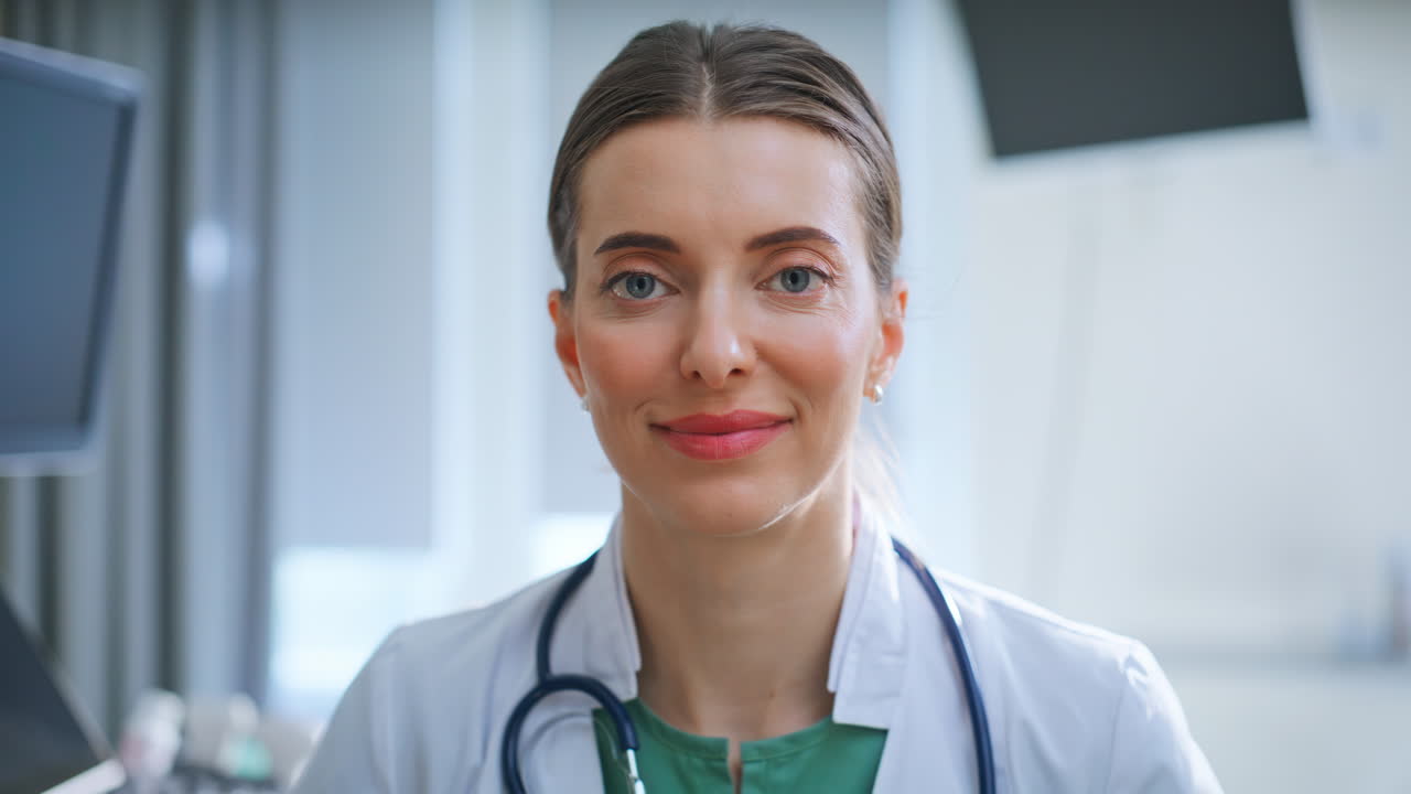 Retrato de uma médica sorrindo e posando com um estetoscópio na clínica. Mulher olhando para a câmera