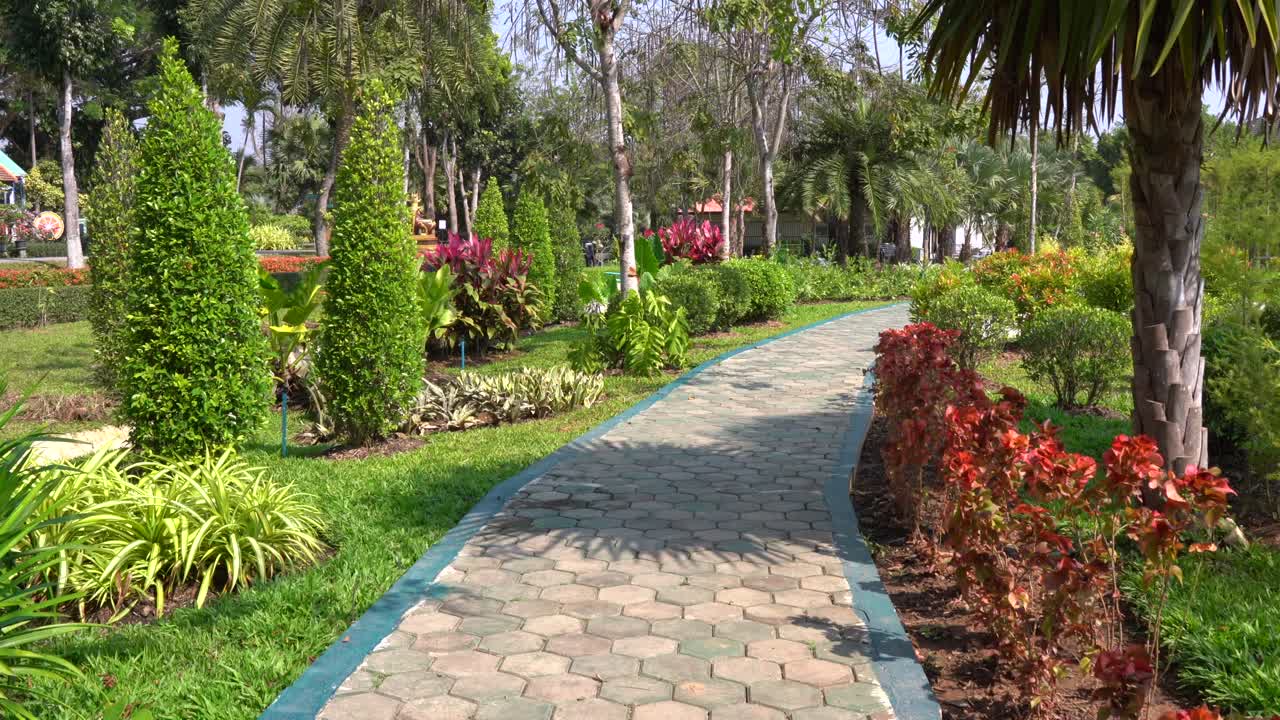 caminando por un hermoso jardín lleno de plantas con flores y arbustos verdes