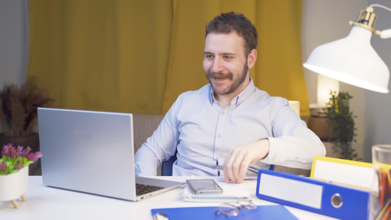Uomo in smart working aggressivo e con problematiche legate alla violenza